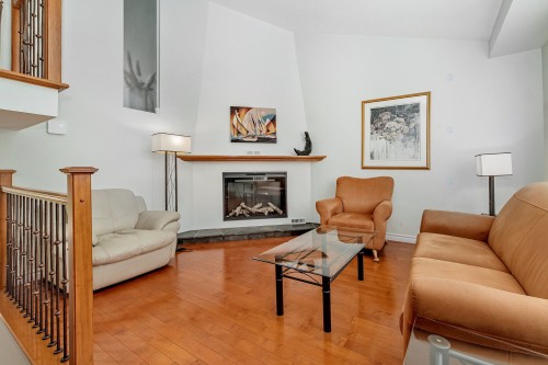 Salon - 535 Rue De Briançon, Laval (Laval-Des-Rapides), QC - Indoor Photo Showing Living Room With Fireplace