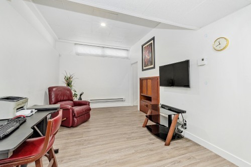 Salle familiale - 535 Rue De Briançon, Laval (Laval-Des-Rapides), QC - Indoor