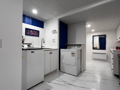 Salle de lavage - 535 Rue De Briançon, Laval (Laval-Des-Rapides), QC - Indoor Photo Showing Laundry Room