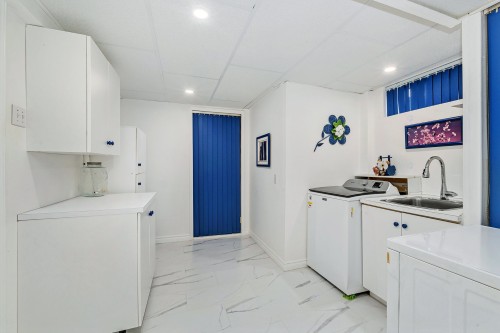 Salle de lavage - 535 Rue De Briançon, Laval (Laval-Des-Rapides), QC - Indoor Photo Showing Laundry Room