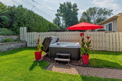 Cour - 535 Rue De Briançon, Laval (Laval-Des-Rapides), QC - Outdoor With Backyard