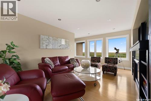 6110 Wascana Court, Regina, SK - Indoor Photo Showing Living Room