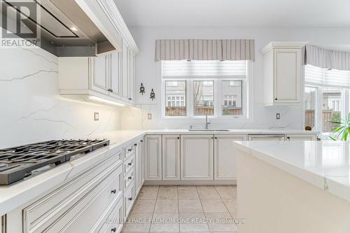 107 Headwind Boulevard, Vaughan, ON - Indoor Photo Showing Kitchen With Upgraded Kitchen