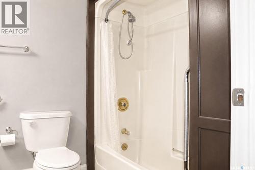 326 3Rd Avenue, Young, SK - Indoor Photo Showing Bathroom