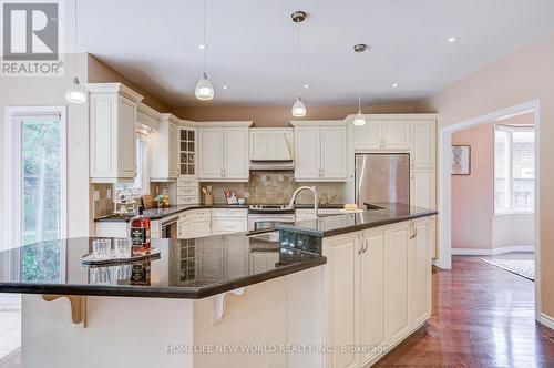 4468 Beacon Lane, Mississauga, ON - Indoor Photo Showing Kitchen With Upgraded Kitchen