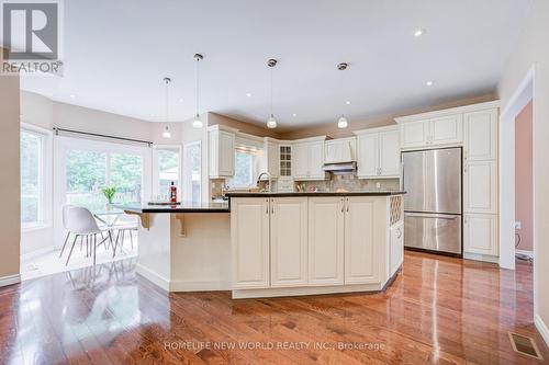 4468 Beacon Lane, Mississauga, ON - Indoor Photo Showing Kitchen With Upgraded Kitchen