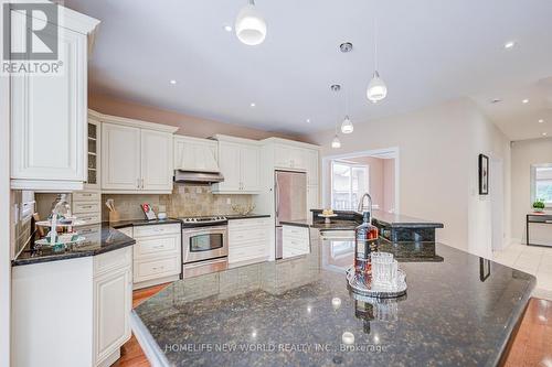 4468 Beacon Lane, Mississauga, ON - Indoor Photo Showing Kitchen With Upgraded Kitchen