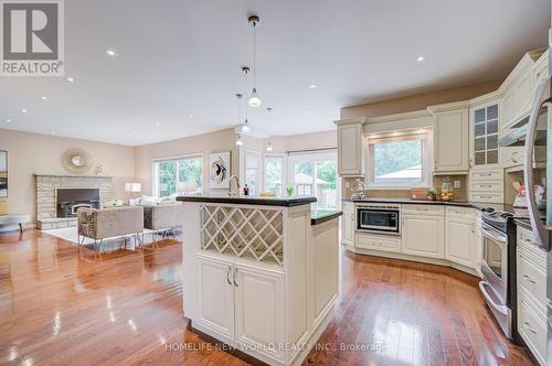 4468 Beacon Lane, Mississauga, ON - Indoor Photo Showing Kitchen With Fireplace With Upgraded Kitchen