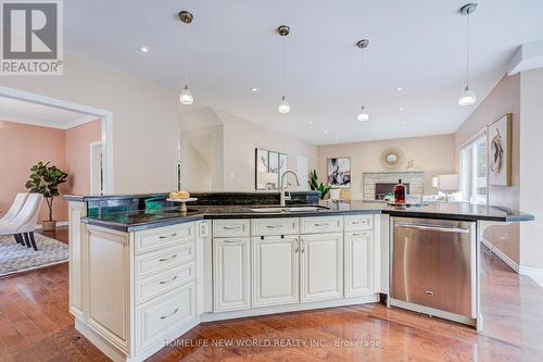 4468 Beacon Lane, Mississauga, ON - Indoor Photo Showing Kitchen With Upgraded Kitchen