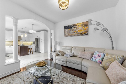 44 Headwind Boulevard, Vaughan, ON - Indoor Photo Showing Living Room