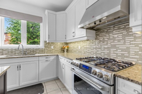 44 Headwind Boulevard, Vaughan, ON - Indoor Photo Showing Kitchen With Upgraded Kitchen