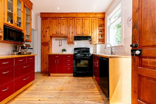 90 Victoria Street, Hamilton, ON - Indoor Photo Showing Kitchen