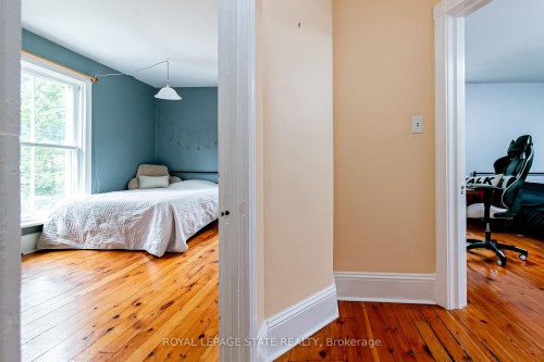 90 Victoria Street, Hamilton, ON - Indoor Photo Showing Bedroom