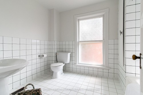 90 Victoria Street, Hamilton, ON - Indoor Photo Showing Bathroom