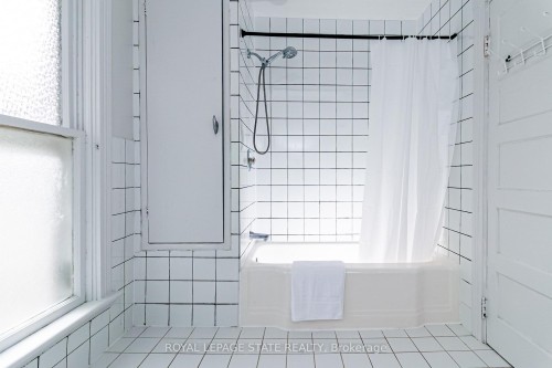 90 Victoria Street, Hamilton, ON - Indoor Photo Showing Bathroom