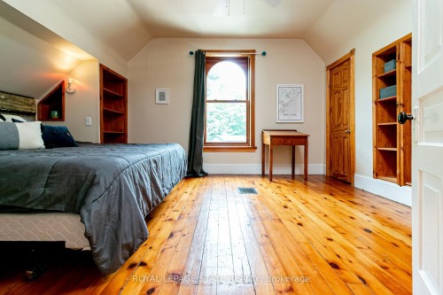 90 Victoria Street, Hamilton, ON - Indoor Photo Showing Bedroom