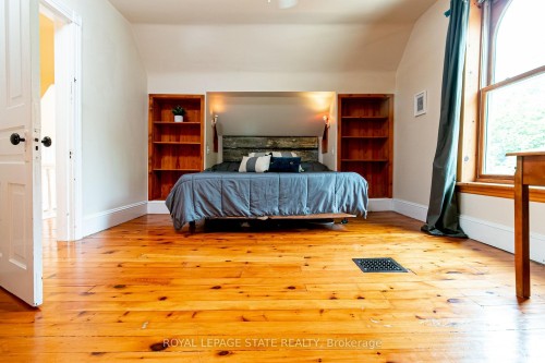 90 Victoria Street, Hamilton, ON - Indoor Photo Showing Bedroom