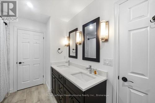 15 Sharpe Street, Brant (Paris), ON - Indoor Photo Showing Bathroom