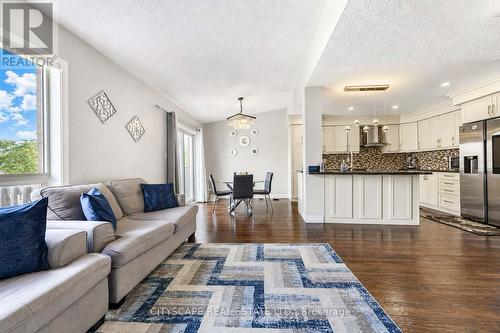 764 Avocado Crescent, Mississauga, ON - Indoor Photo Showing Living Room