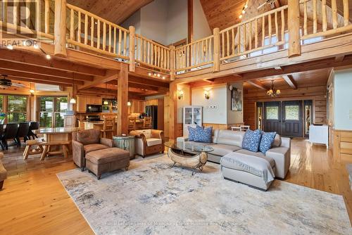 1040 7Th Heaven Lane, Bracebridge (Muskoka (N)), ON - Indoor Photo Showing Living Room