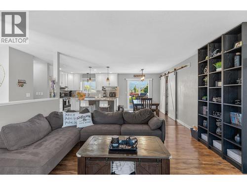 1863 Cathy Avenue, Kelowna, BC - Indoor Photo Showing Living Room