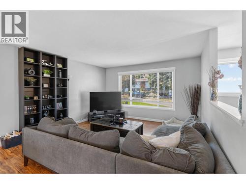 1863 Cathy Avenue, Kelowna, BC - Indoor Photo Showing Living Room