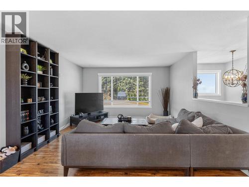 1863 Cathy Avenue, Kelowna, BC - Indoor Photo Showing Living Room