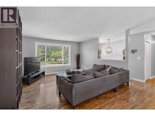 1863 Cathy Avenue, Kelowna, BC - Indoor Photo Showing Living Room