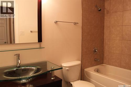 2 2106 Ste Cecilia Avenue, Saskatoon, SK - Indoor Photo Showing Bathroom