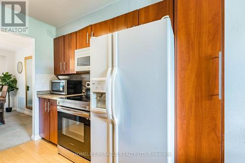 2335 Council Ring Road, Mississauga, ON - Indoor Photo Showing Kitchen