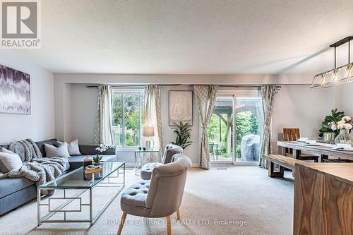 2335 Council Ring Road, Mississauga, ON - Indoor Photo Showing Living Room