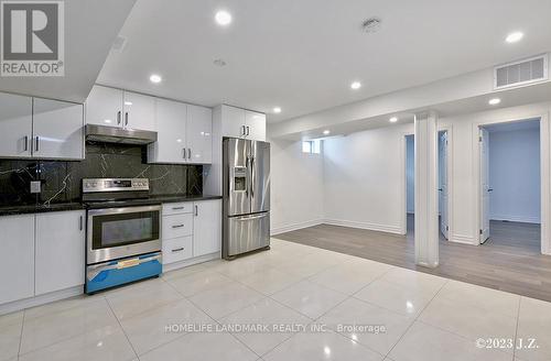 17 Elderslie Crescent, Vaughan, ON - Indoor Photo Showing Kitchen