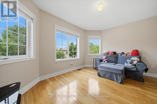 1382 Avon Drive, Mississauga, ON - Indoor Photo Showing Living Room