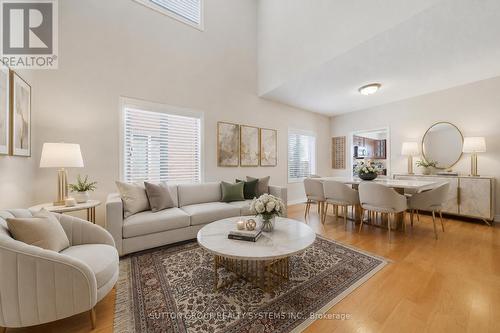 1382 Avon Drive, Mississauga, ON - Indoor Photo Showing Living Room