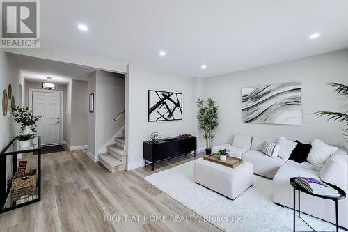 3574 Autumnleaf Crescent, Mississauga, ON - Indoor Photo Showing Living Room