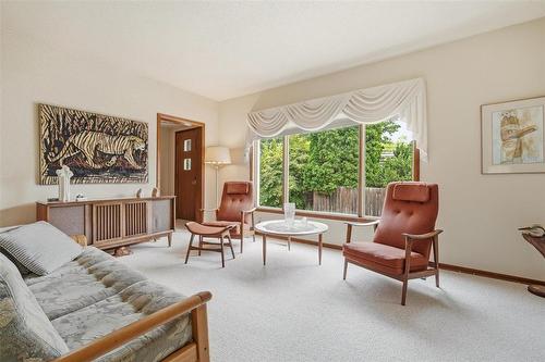 102 Arden Avenue, Winnipeg, MB - Indoor Photo Showing Living Room