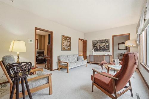 102 Arden Avenue, Winnipeg, MB - Indoor Photo Showing Living Room