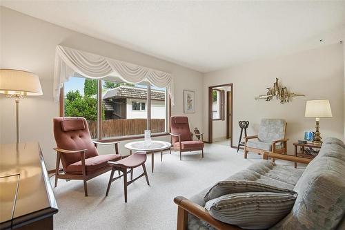 102 Arden Avenue, Winnipeg, MB - Indoor Photo Showing Living Room