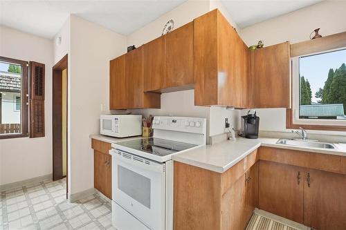 102 Arden Avenue, Winnipeg, MB - Indoor Photo Showing Kitchen