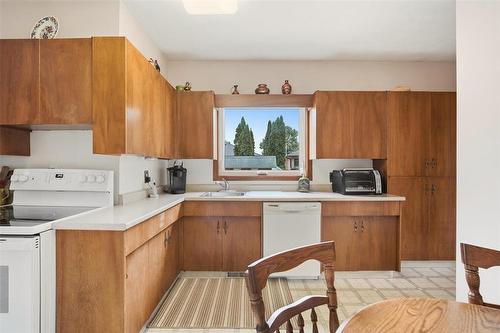 102 Arden Avenue, Winnipeg, MB - Indoor Photo Showing Kitchen