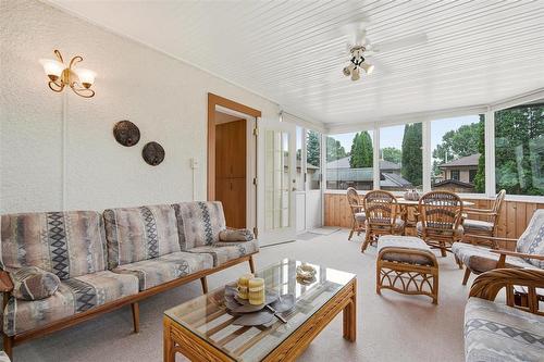 102 Arden Avenue, Winnipeg, MB - Indoor Photo Showing Living Room