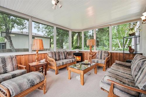 102 Arden Avenue, Winnipeg, MB - Indoor Photo Showing Living Room