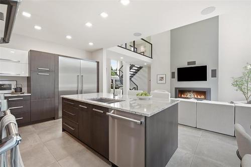 916 Somerset Avenue, Winnipeg, MB - Indoor Photo Showing Kitchen With Double Sink With Upgraded Kitchen