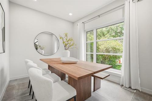 916 Somerset Avenue, Winnipeg, MB - Indoor Photo Showing Dining Room
