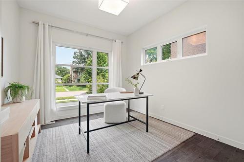916 Somerset Avenue, Winnipeg, MB - Indoor Photo Showing Office