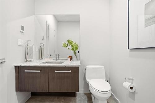 916 Somerset Avenue, Winnipeg, MB - Indoor Photo Showing Bathroom