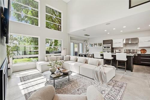 916 Somerset Avenue, Winnipeg, MB - Indoor Photo Showing Living Room
