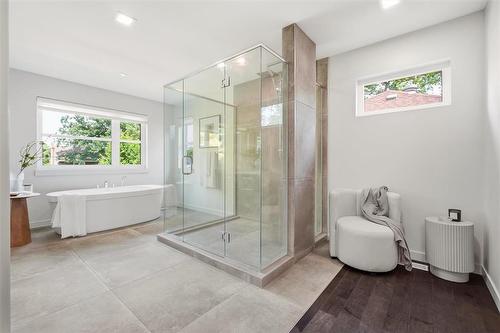 916 Somerset Avenue, Winnipeg, MB - Indoor Photo Showing Bathroom