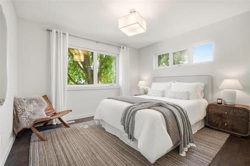 916 Somerset Avenue, Winnipeg, MB - Indoor Photo Showing Bedroom