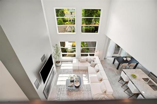 916 Somerset Avenue, Winnipeg, MB - Indoor